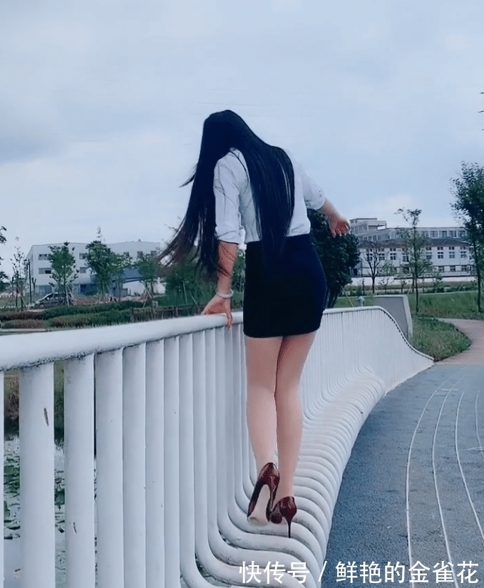 红色高跟鞋 穿着高跟鞋还调皮,真怕你崴脚!