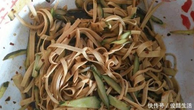 头一次去北方同事家吃饭,他亲自做了一桌子菜,我没有动筷子