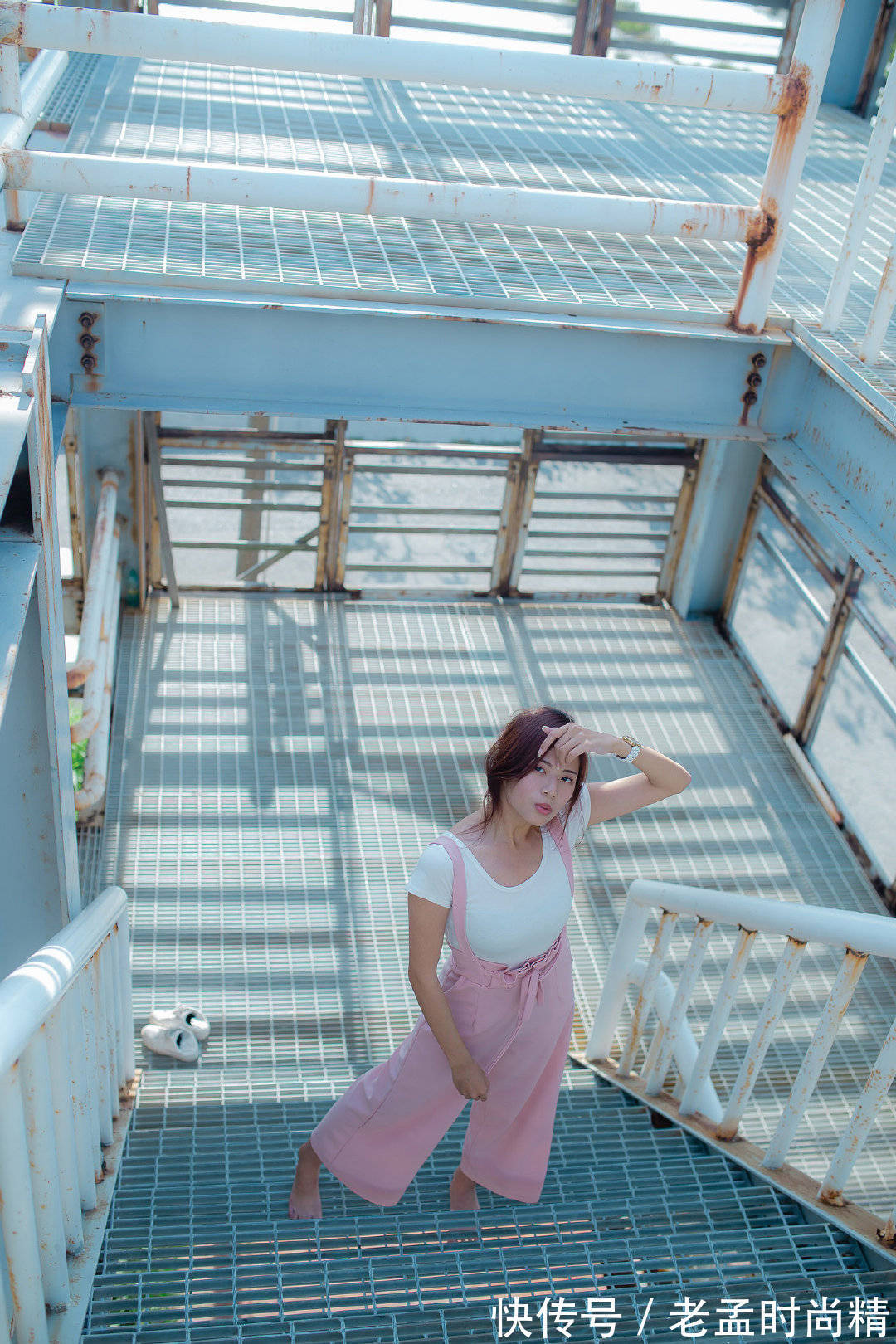 背带裤 白色T恤搭粉色背带裤,甜美减龄,日常还是通勤都非常的合适