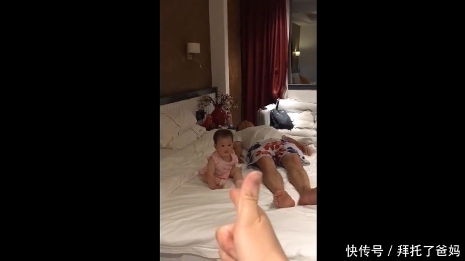 宝宝|萌娃实力模仿亲爹倒下,简直一模一样,这绝对是亲生的错不了