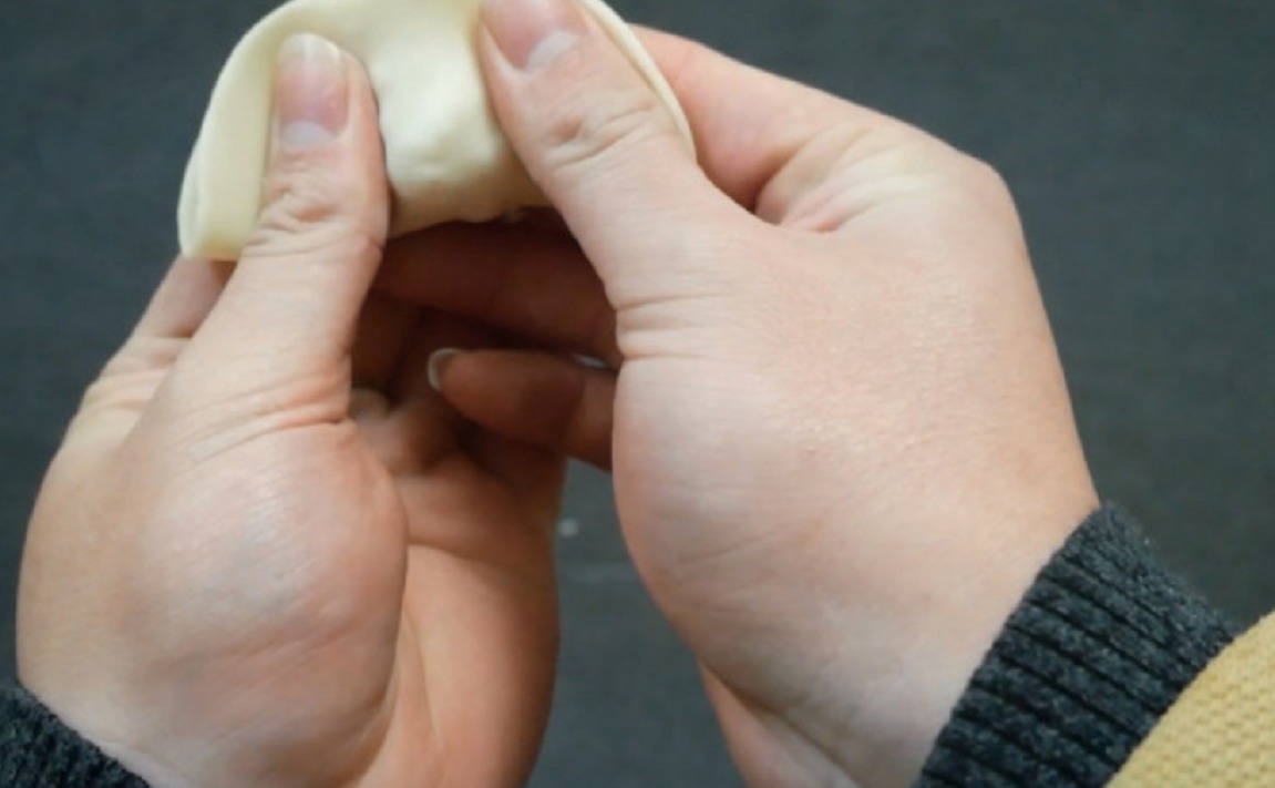 包饺子最快速的方法,一步就完成,外形好看还煮不破,赶紧学学