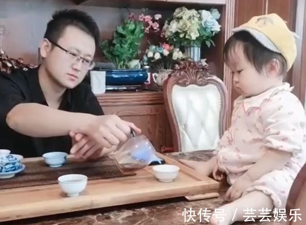 宝爸|萌娃喝茶喝上了头,和爸爸不停地“碰杯”火了,网友:像老友叙旧