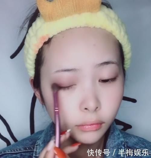 小姐姐脸上画“五官分离妆”,开始感觉被骗了,看到成品被吓一跳