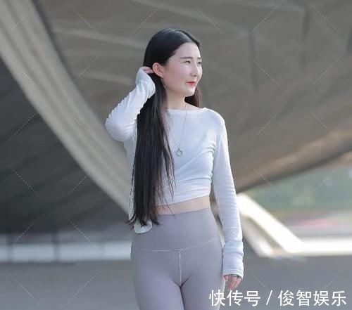 美丽 身材好的小姐姐穿灰色瑜伽裤,美丽大方,清新淡雅