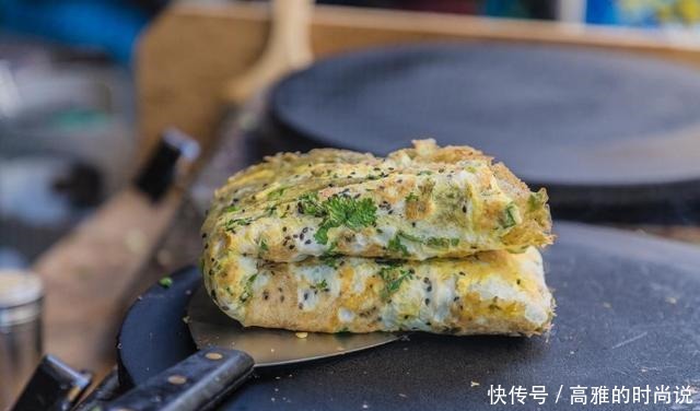 想吃煎饼果子不用出去买了,在家这样做,三分钟摊一个,太好吃了