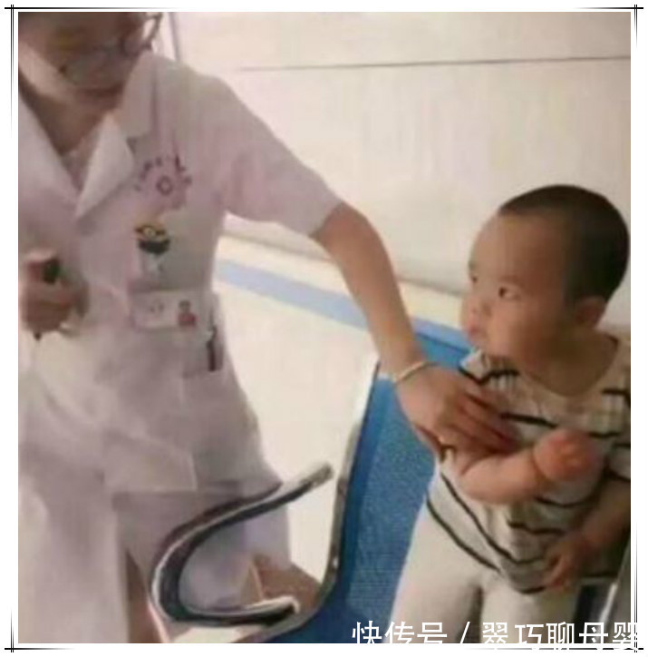 预防针|宝宝医院打针走红,犀利的眼神让人忍俊不禁,网友:这娃真记仇