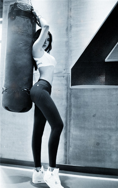  可爱|街拍女神性感可爱的紧身打底裤小姐姐，秀出青春活力范