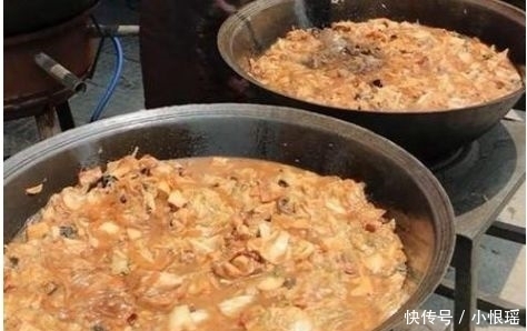 顾客|夫妻路边卖小吃,8块钱一份馒头随便吃,顾客:太实在了!