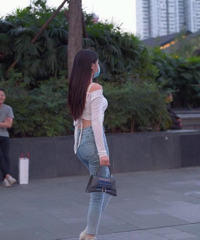 衣服|时尚的牛仔裤在她们身上绽放了无限美感