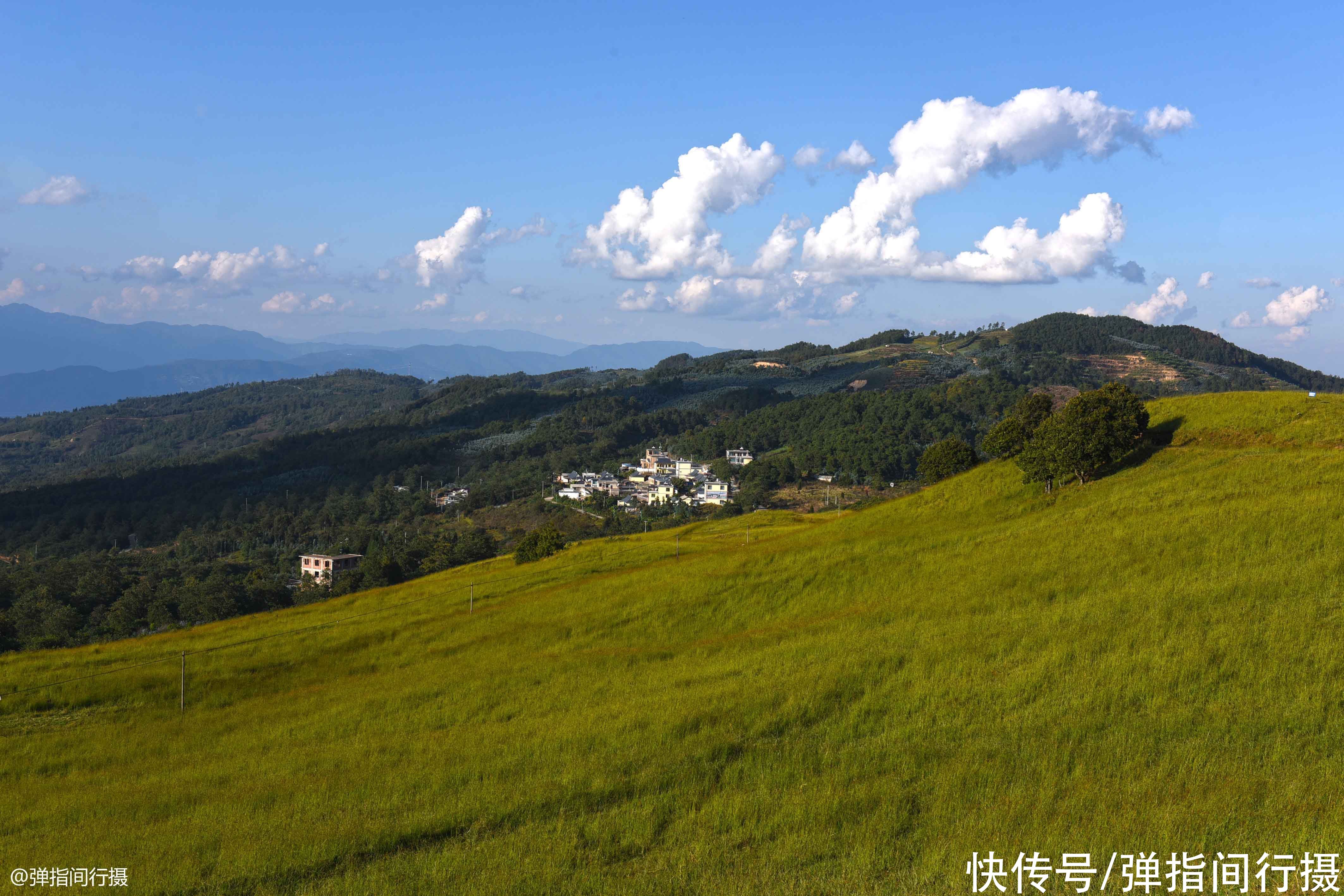 草原|云南有处“云端草原”，藏在海拔2000多米高，美景如画却鲜为人知