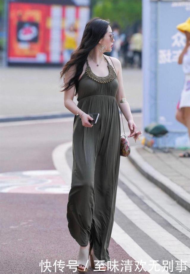 自带气质的深绿色挂脖吊带连衣裙,独特的款式设计,尽显高级感