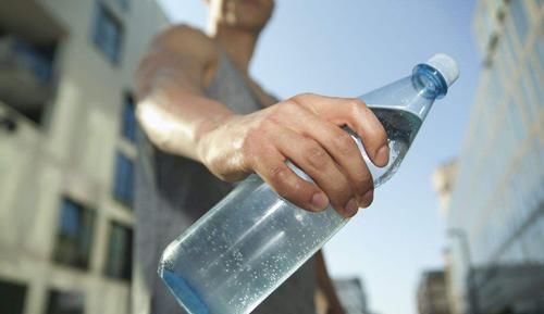 为什么水在地球上几十亿年都没有过期，装在瓶子后很快就会过期？