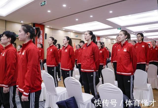 大合影|破案了!女排大合影站C位的人大有来头,谁也不敢“夹带私货”了