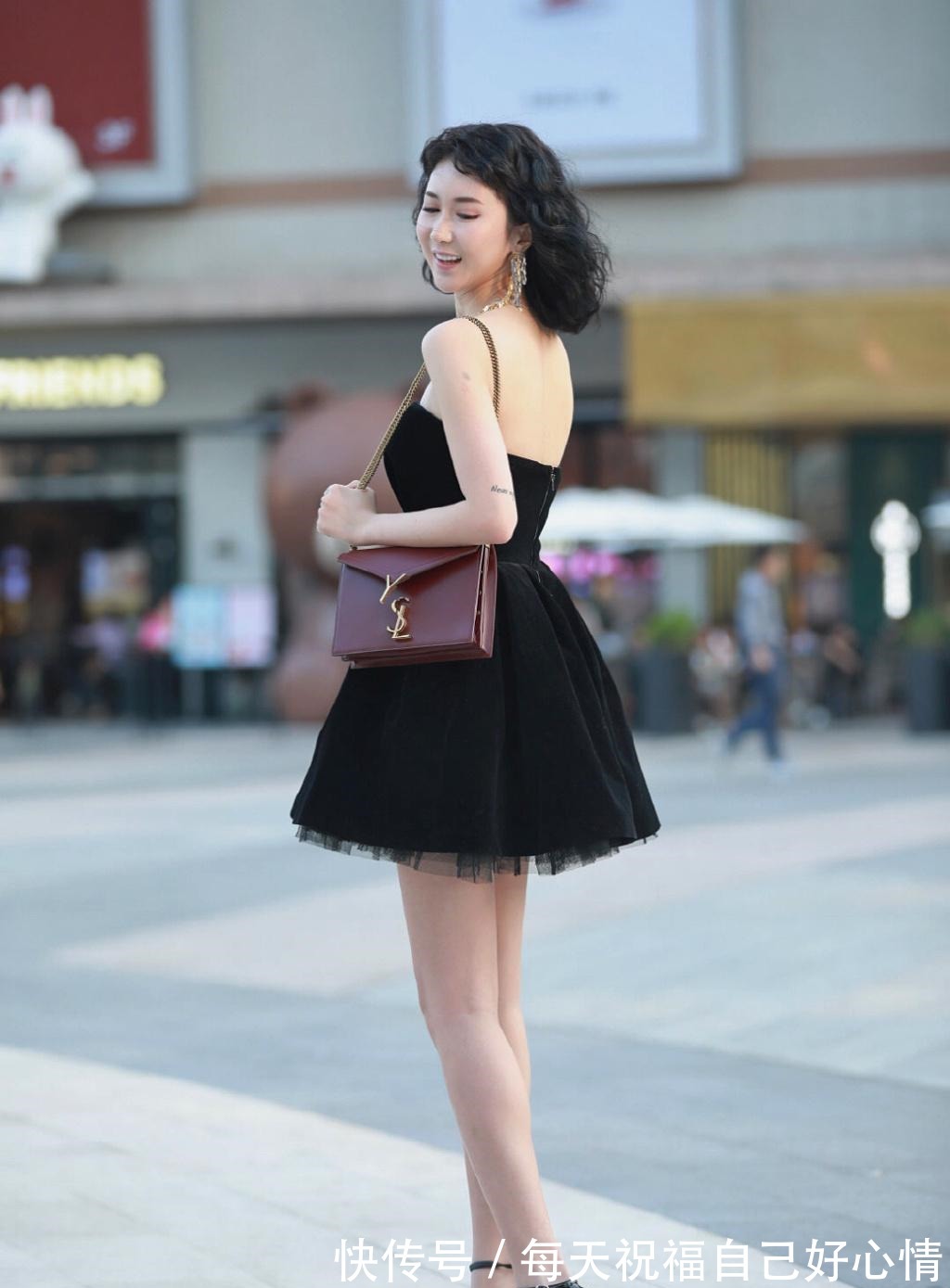 拉链|黑色公主裙,搭配阿姨的颜值,黑天鹅