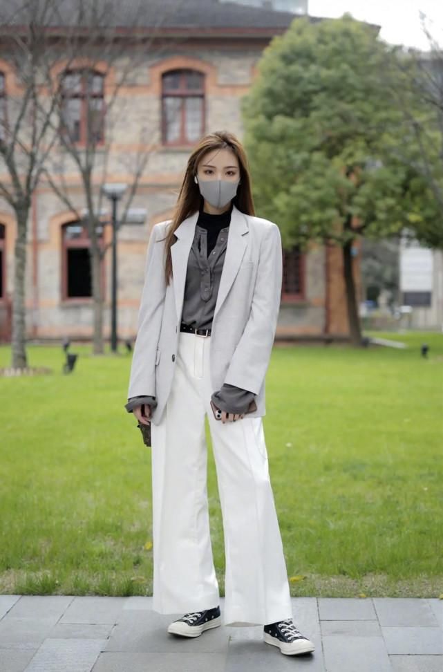 黑裤穿腻了，那就来试试这几款“彩色裤子”，洋气时髦不撞衫