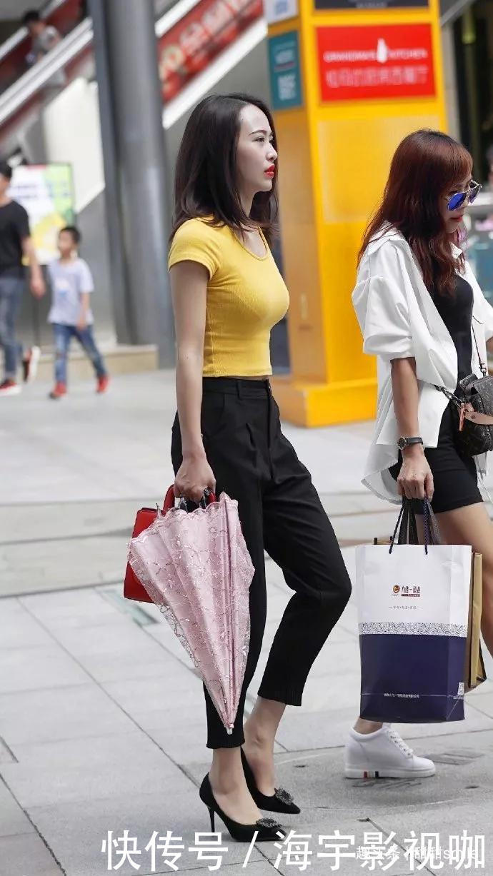 美女脚上一双尖头的高跟鞋,展示出迷人身姿,精致典雅又带着高贵