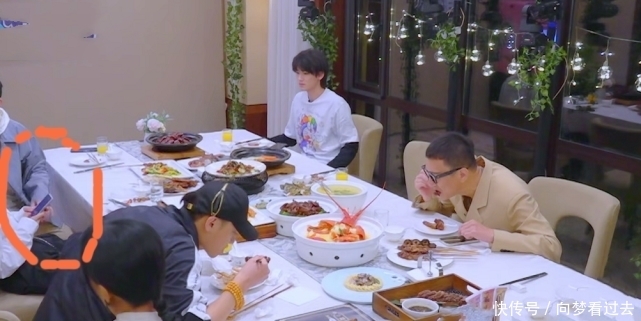 黄子韬 萌探团吃饭沟通感情时,唯独杨紫“不在状态”,怕是忘了有镜头