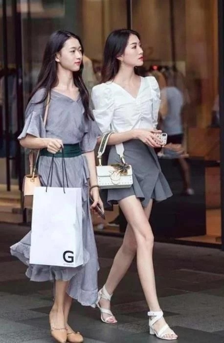 身材高挑|街拍:身材高挑的小姐姐黑色小吊带配短裙,长发飘飘,温婉动人