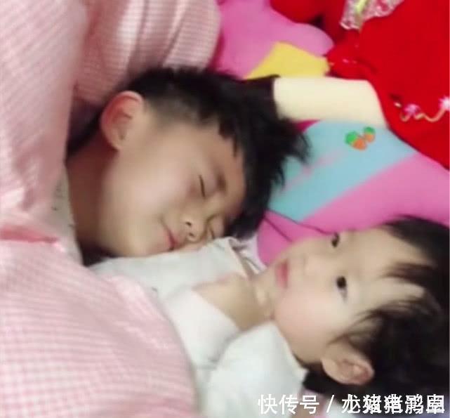 哥哥睡觉时被2胎妹妹吵醒，看到接下来的一幕，妈妈要被暖炸了