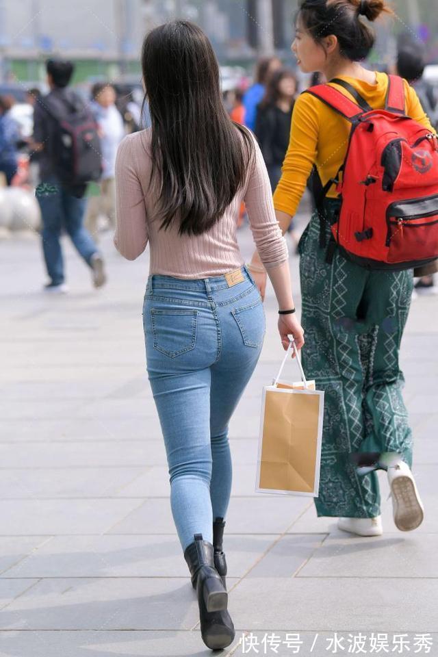 香芋紫 藕粉色上衣轻柔淡雅,搭配牛仔裤,造型既休闲又浪漫