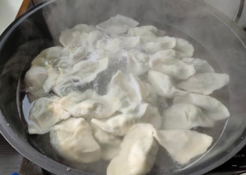 调韭菜鸡蛋馅，调料宜少不宜多，只用2样，翠绿不出水，更鲜美