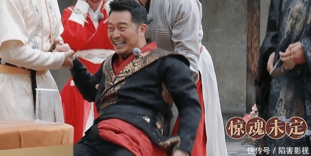 孟佳|跑男:蔡徐坤表演社会摇,沙溢摔倒在地,这期节目的道理好硬核