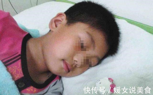 男孩|13岁男孩还和妈妈睡一起,直到妈妈发现孩子这一行为,果断分房睡