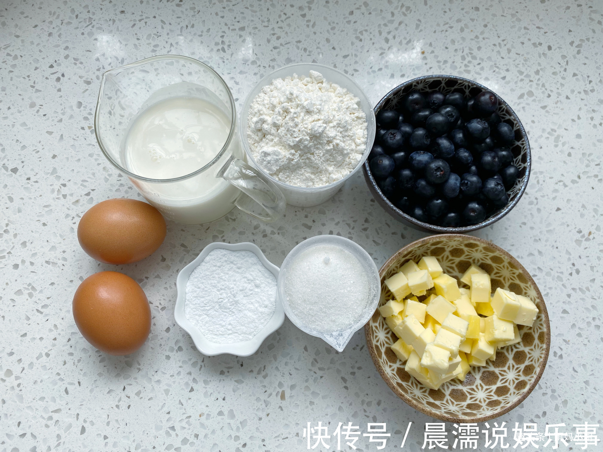 香酥粒|10分钟搞定,爆浆蓝莓麦芬蛋糕,外酥里软好美味,秒杀蛋糕店