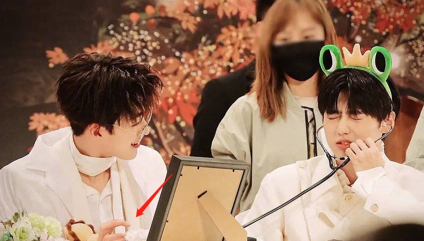 R1SE|R1SE最近怎么了翟潇闻缺席团专发布会,粉丝为何却骂起公司