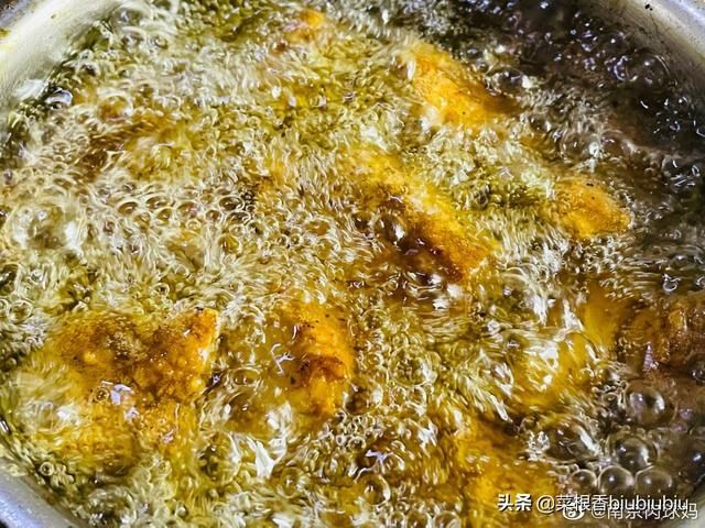 辣椒粉|蒜香排骨，趁热吃，鲜香爽口也可撒上少许辣椒粉调味??