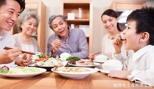 丈夫|56岁妻子生下龙凤胎,60岁丈夫无力抚养,妻子坦言:他就是太悲观