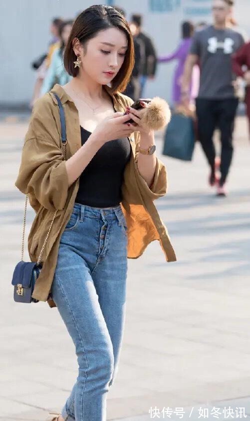 衬衫 紧身牛仔裤搭配卡其色衬衫,俏皮可爱又清新,穿出曼妙曲线!