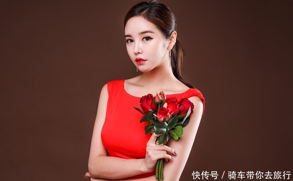 黑色鱼嘴高跟鞋搭配红色无袖晚礼裙,真是聚会好装扮,这样穿不错