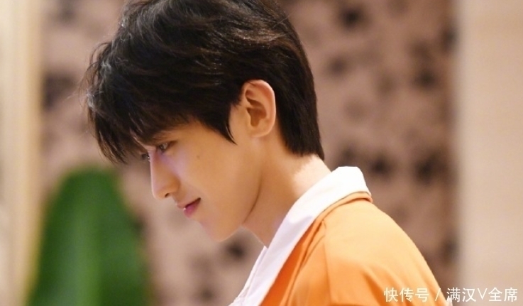 偶像练习生|蔡徐坤到底有多高？在他手里小小的玩具熊，粉丝拿着却“变了样”