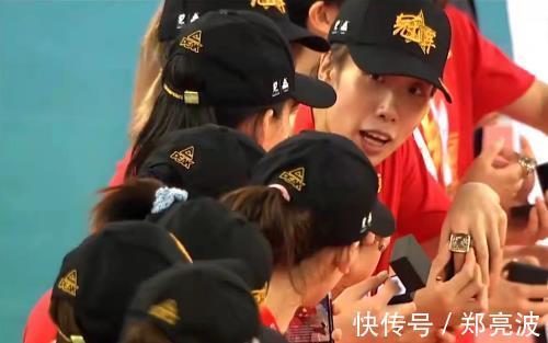 龚翔宇|颁奖礼一片祥和!李盈莹开心笑,江苏两小将比牙套,国手抢冠军帽
