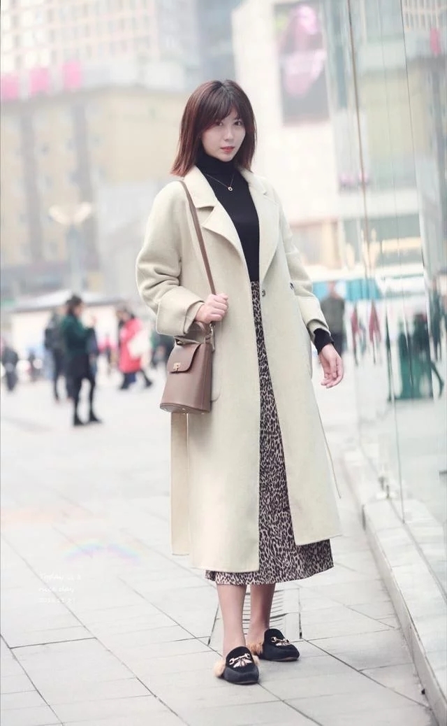 时尚|长发披肩的小姐姐,一条白色的连衣裙,尽显时尚风采