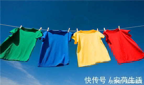 将塑料瓶剪两刀放在扫把上，邻居看见也做了一个，省钱又实用