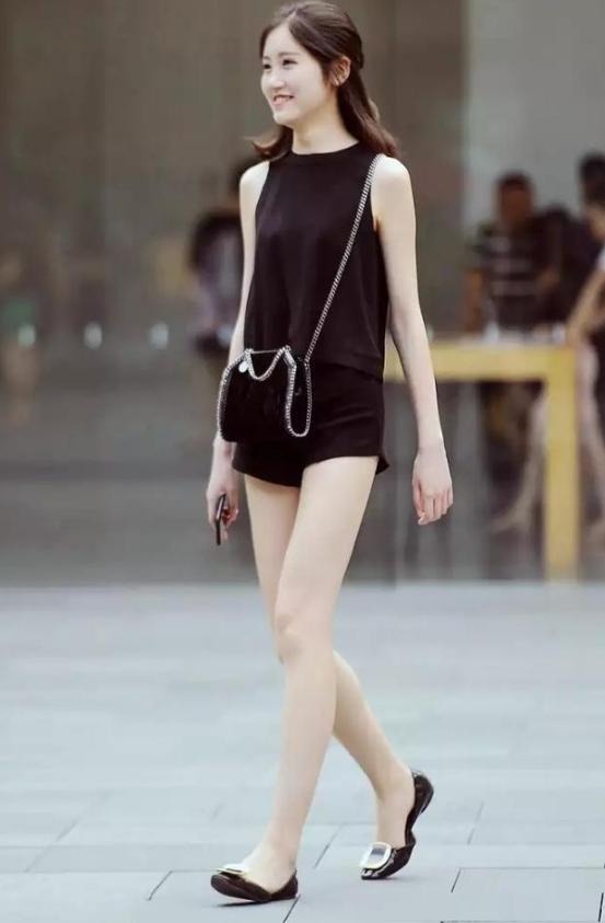 时尚|街拍:千娇百媚的美女,露肩上衣配短裙,彰显出时尚气质美