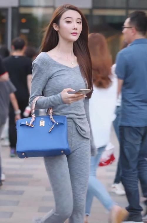 街拍小姐姐一身灰色的运动套装,很有少女范