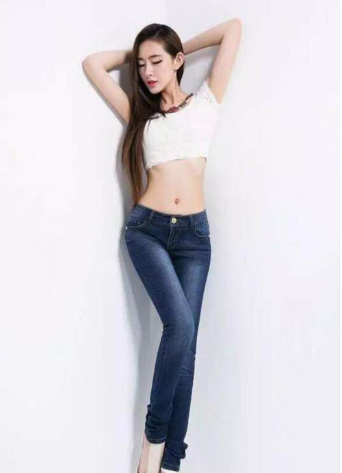 小姐姐爱穿紧身牛仔裤美女，穿出妙曼曲线，尽显成熟时尚韵味！