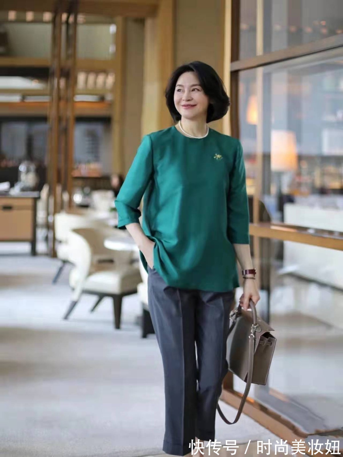 外套 50岁女人早春怎么穿?这位大姐的穿搭优雅大气,照着穿就行