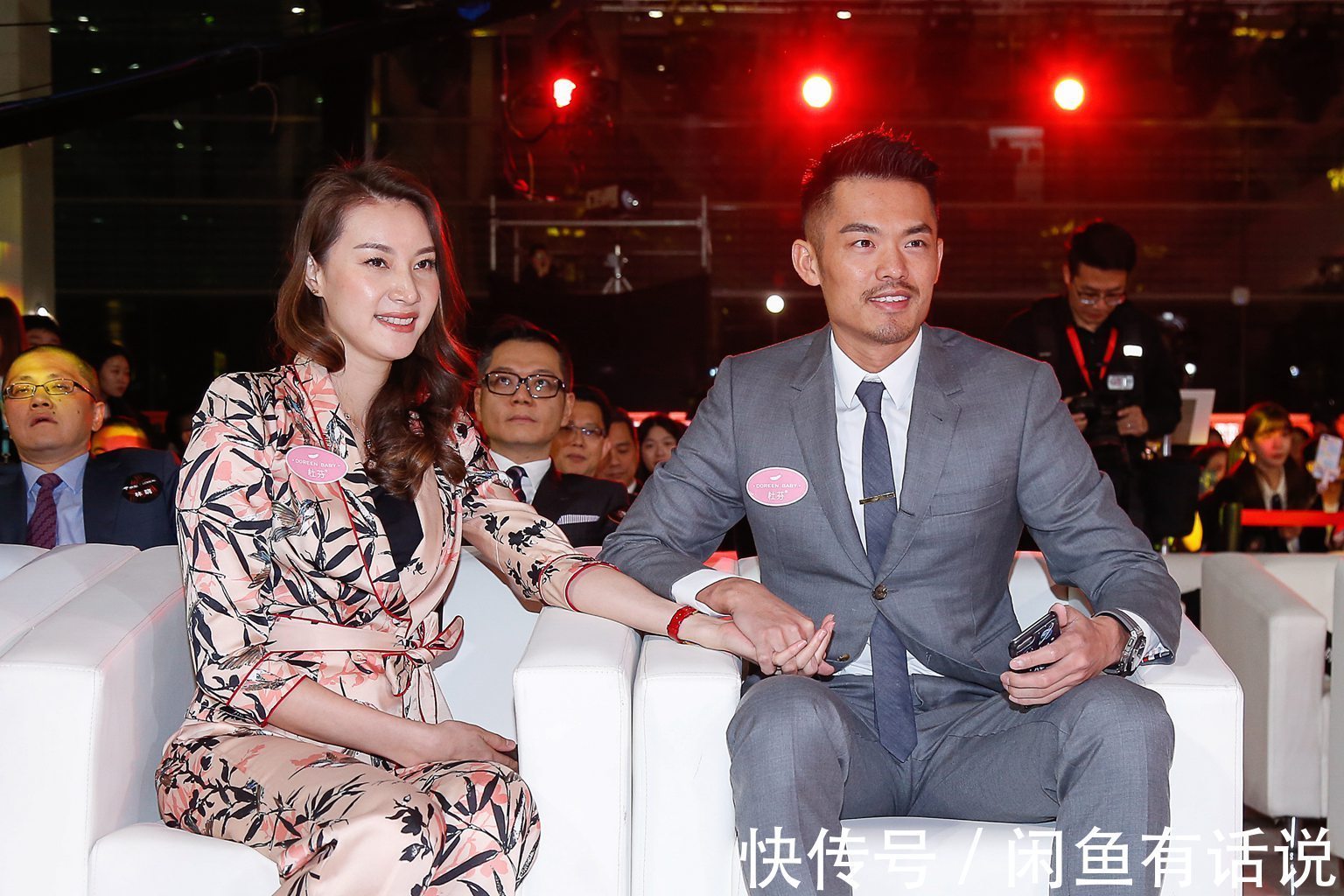 老婆|林丹带老婆现身,穿格纹西装帅气如男模,谢杏芳穿一身红裙好登对