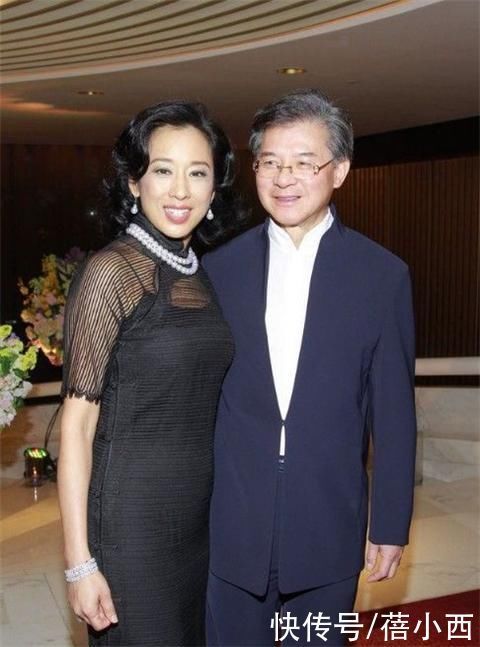 小姐姐|朱玲玲真的是中年女性的穿搭模板，简单黑白配，休闲却不失高级感