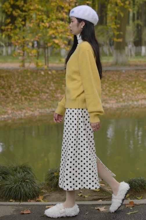 鹅黄色|针织衫别穿大地色,试试“流行色”,显白显气质,搭配裙子真美!