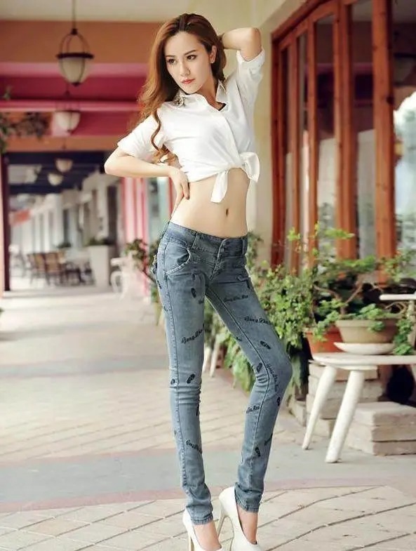 时尚|街拍时尚:英姿飒爽的牛仔裤美女,突显曼妙身材,回头率十足