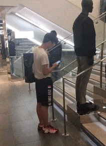 |搞笑GIF:说闺蜜出门穿得太露了,于是她就这打扮了