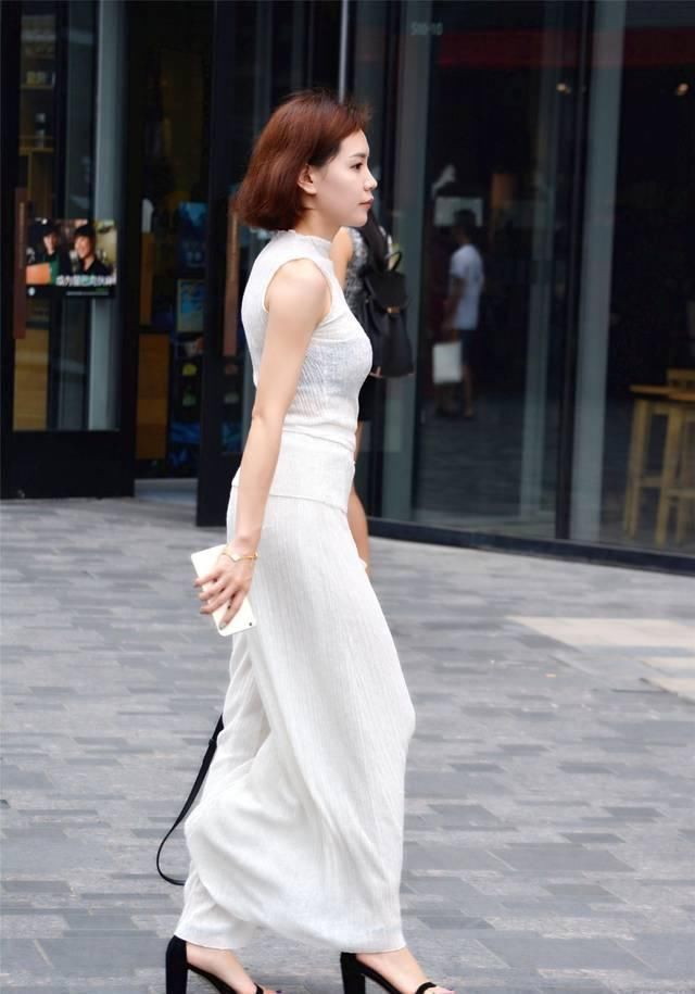 看了她的身材才知道,有一个好的比例是多么的重要