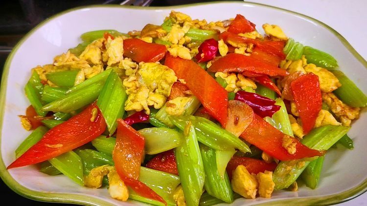 炒芹菜，不要直接下锅炒，多加1步，芹菜不变色，又脆又嫩又入味