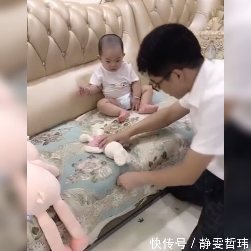 爸爸亲自用玩具“诱导”娃下沙发火了,网友这办法确实值得借鉴