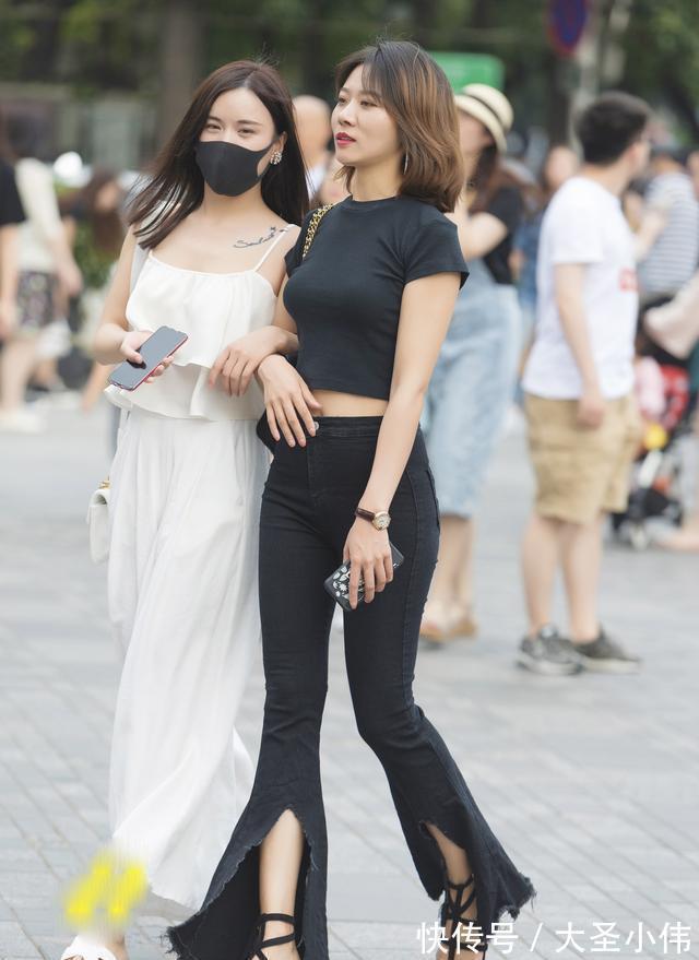 街拍 美女街拍:“黑白双煞”姐妹花,左边的有老公,右边的美女有人想娶吗?